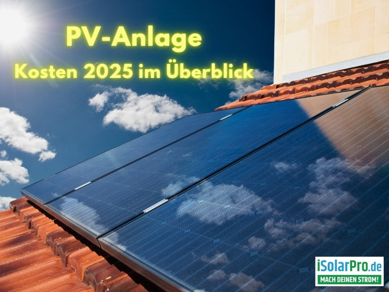 Aufnahme eines Einfamilienhauses mit glänzender Dach-PV-Anlage