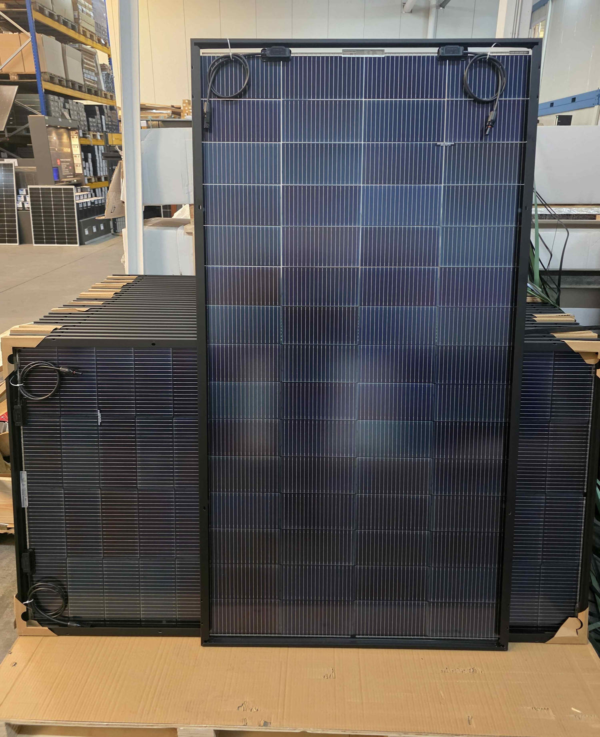 iSolarPro HUXPOWER 310W Transparentes Doppelglas Solarmodul in Lagerumgebung