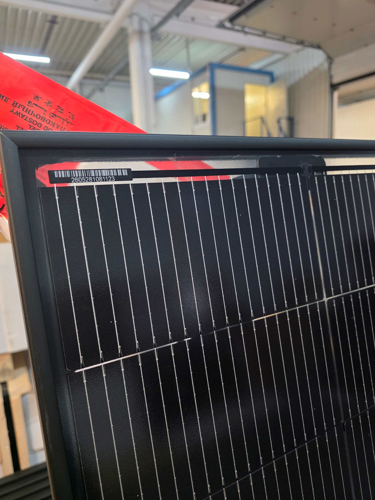 iSolarPro HUXPOWER 310W Transparentes Doppelglas Solarmodul in Lagerumgebung