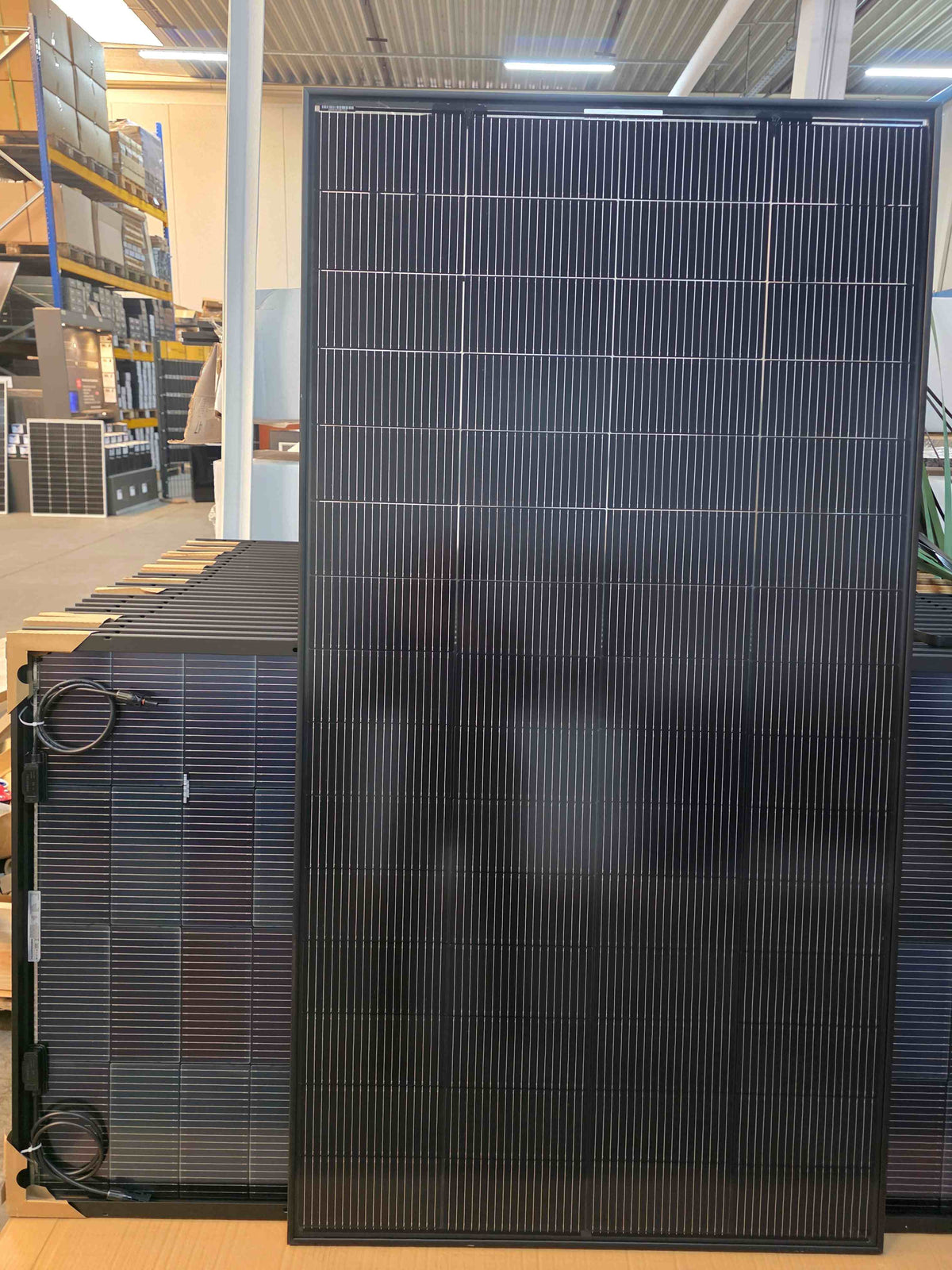 iSolarPro HUXPOWER 310W Transparentes Doppelglas Solarmodul in Lagerumgebung
