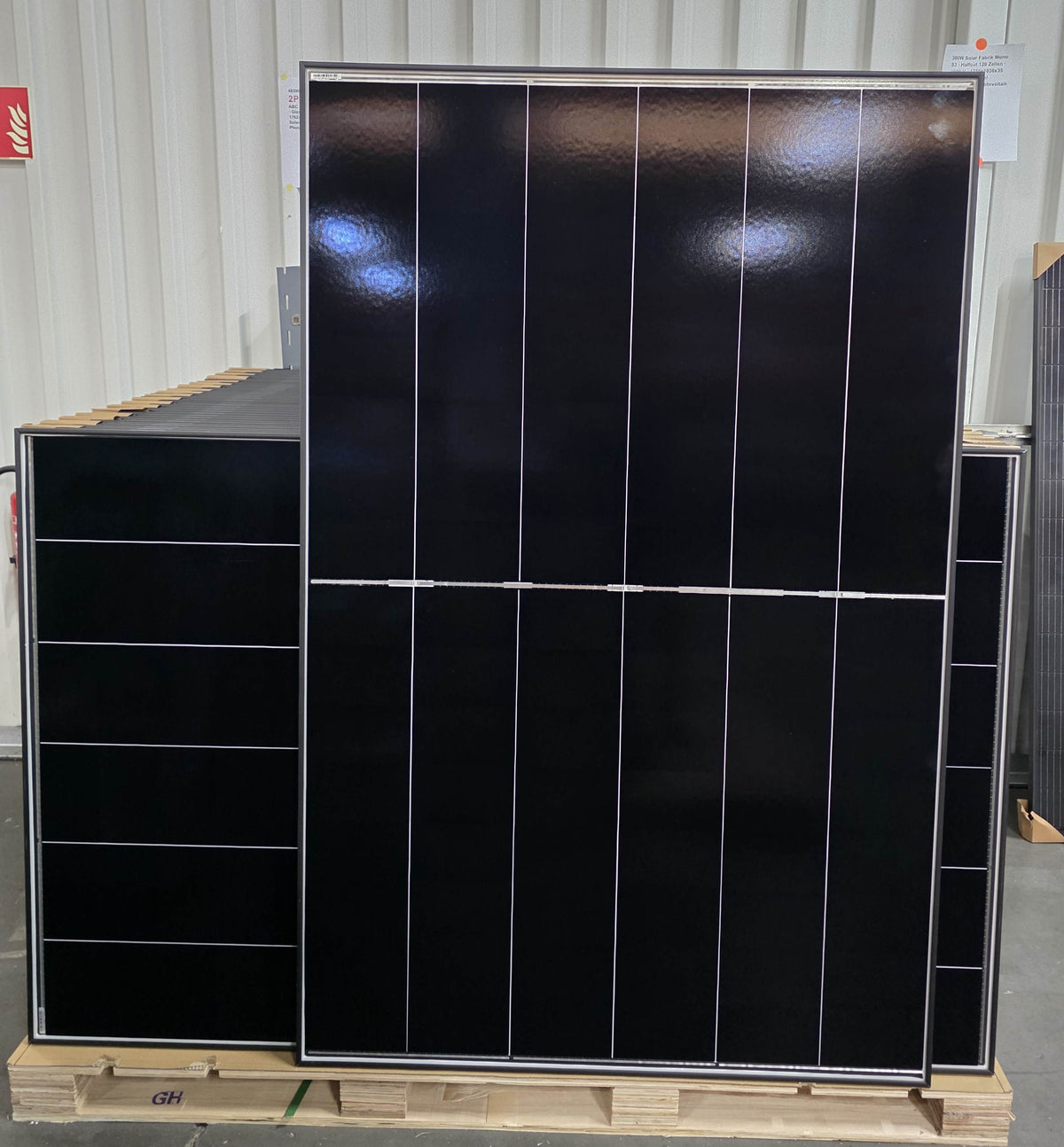 AIKO Neostar 2P+ 485W Solarmodul Vorderansicht auf Holzpalette