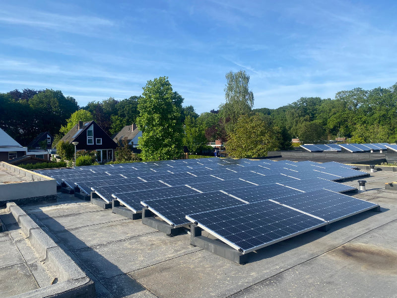 800W/2240kWh Balkonkraftwerk mit Hoymiles Batterie + 2x 435W Trina VertexS+ Solarmodule + Wechselrichter + Smartmeter mit 15 Grad Wattstone Flachdachaufständerung in Ost-West