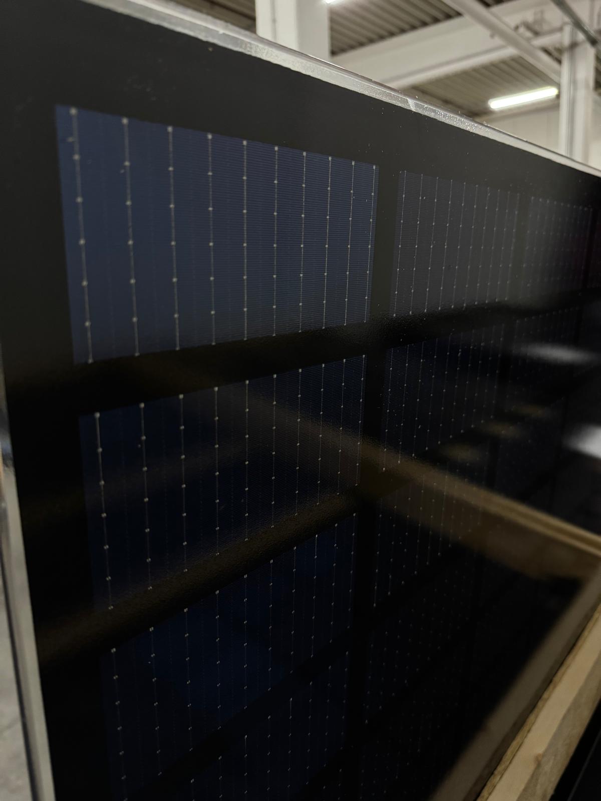 435W_SOLID_Bifacial_vollschwarz_Rahmenlos_B.108_Glas-Glas_Solarmodul_N-Typ_TOPCon