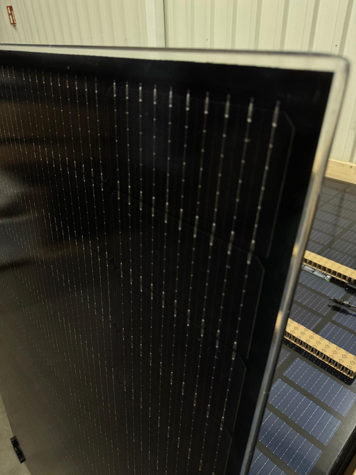 435W_SOLID_Bifacial_vollschwarz_Rahmenlos_B.108_Glas-Glas_Solarmodul_N-Typ_TOPCon