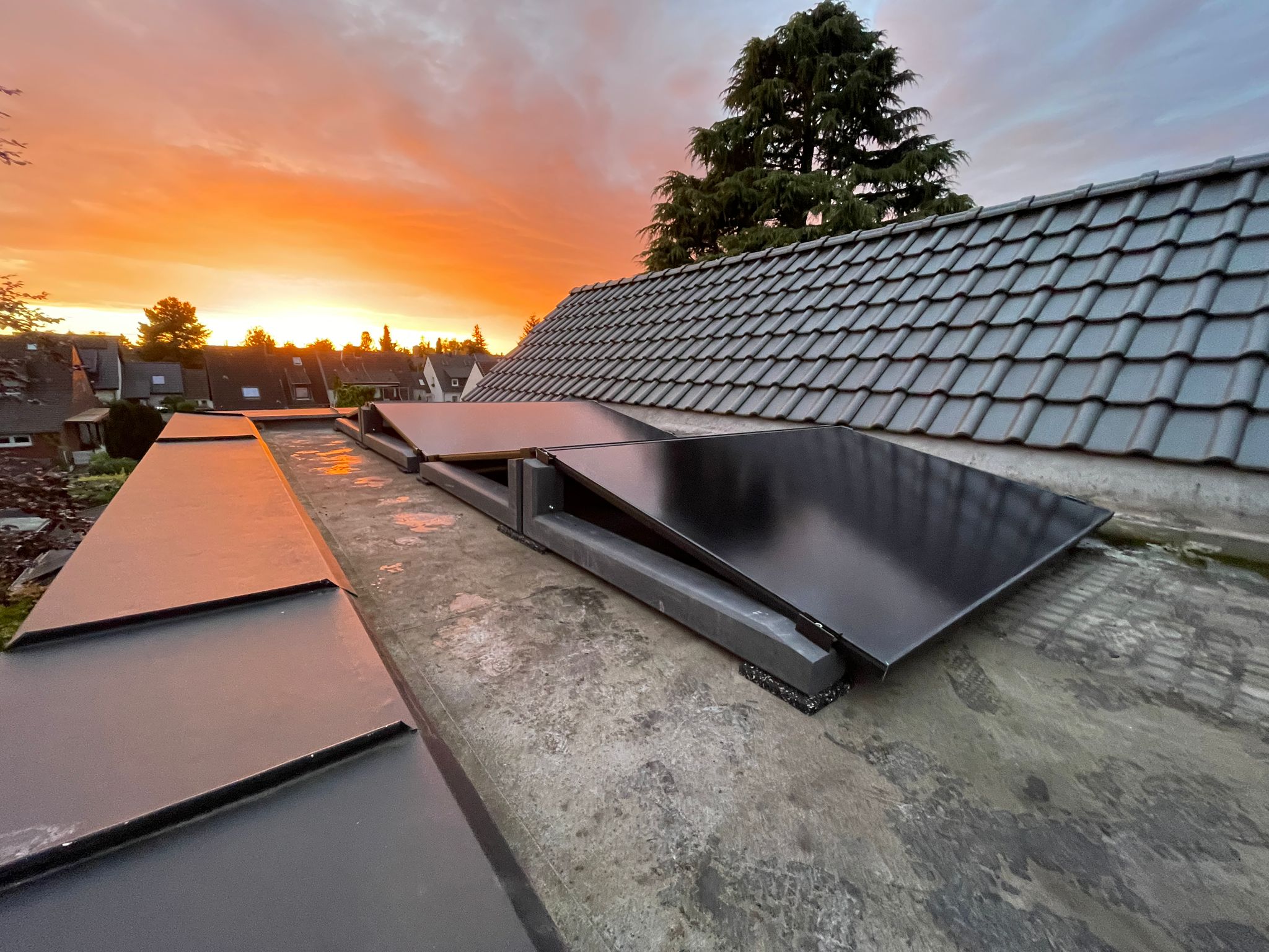 800W/2240kWh Balkonkraftwerk mit Hoymiles Batterie + 2x 435W Trina VertexS+ Solarmodule + Wechselrichter + Smartmeter mit 15 Grad Wattstone Flachdachaufständerung in Reihe